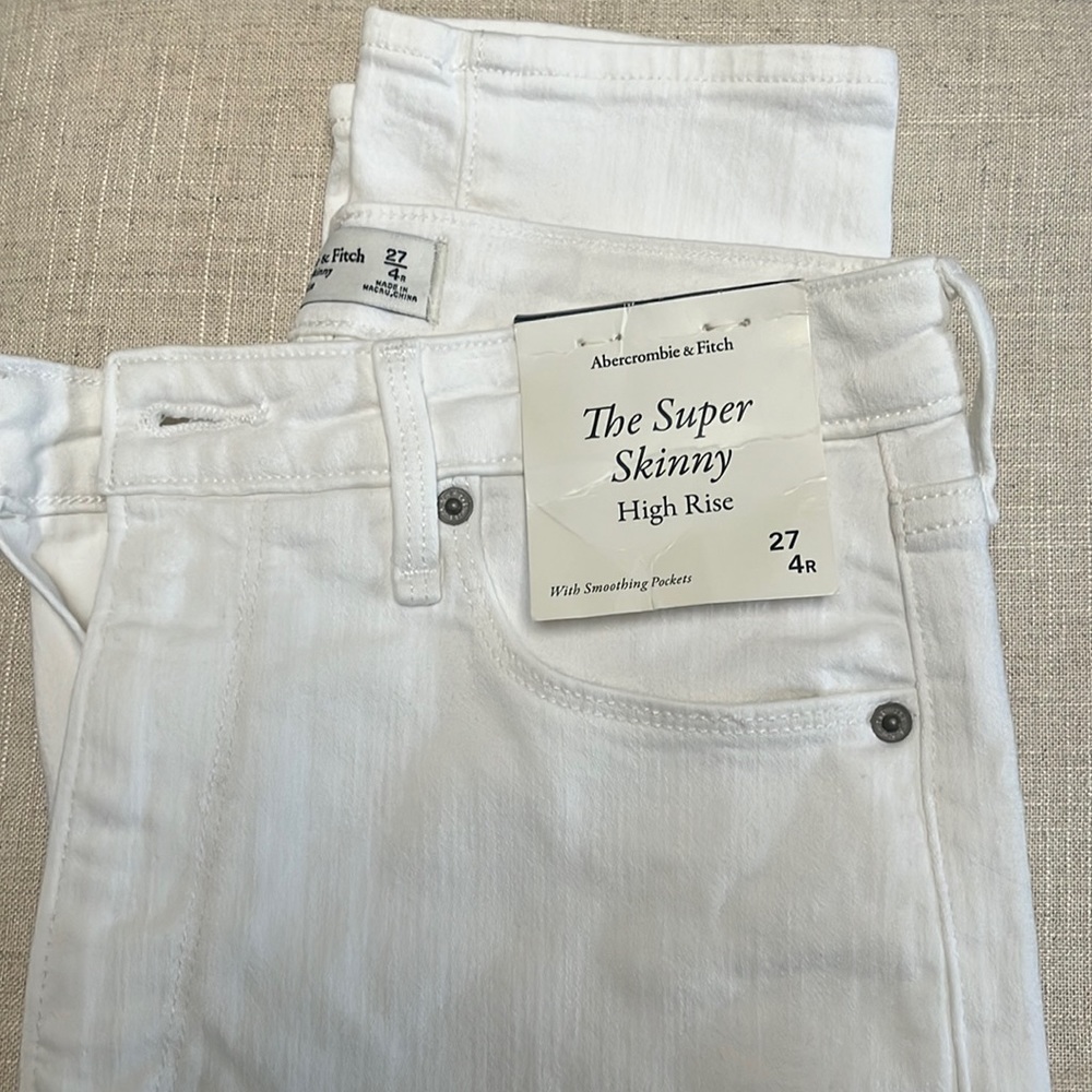 Abercrombie & Fitch The Super Skinny High Rise. Size 27/4R. New with tags.